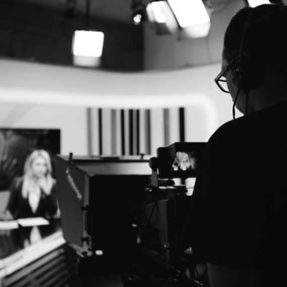 Voditeljki pukao vodenjak, ona nastavila da vodi program do kraja VIDEO