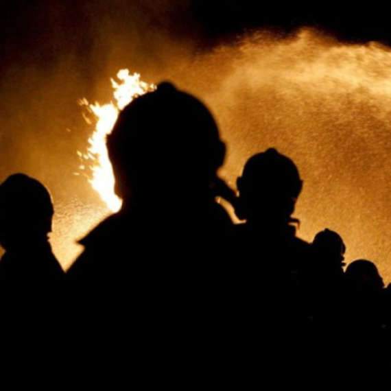 Požar u soliteru u Somboru: Vatrogasci na terenu