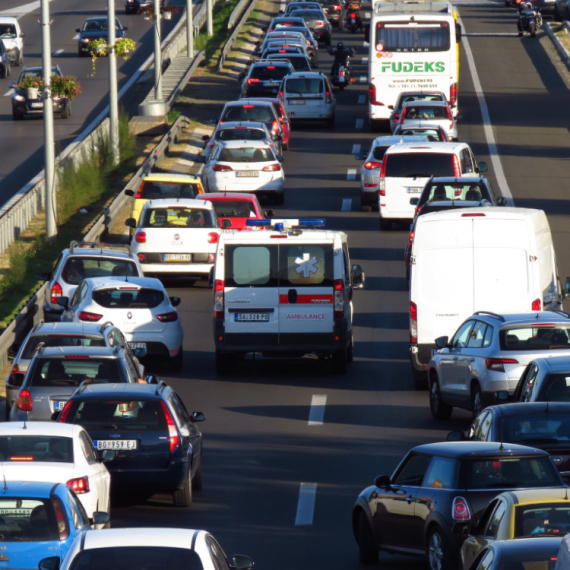 Chaos in Belgrade: Man in a car plows into a group of people; Injured rushed to the Emergency Center VIDEO