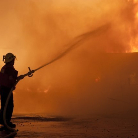 Dim kulja na sve strane: Požar u Bulevaru kralja Aleksandra VIDEO