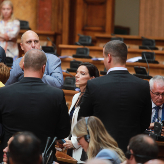 Nasilje opozicije u Skupštini: "Opozicija je protiv Srbije, njihova politika je politika nasilništva" VIDEO