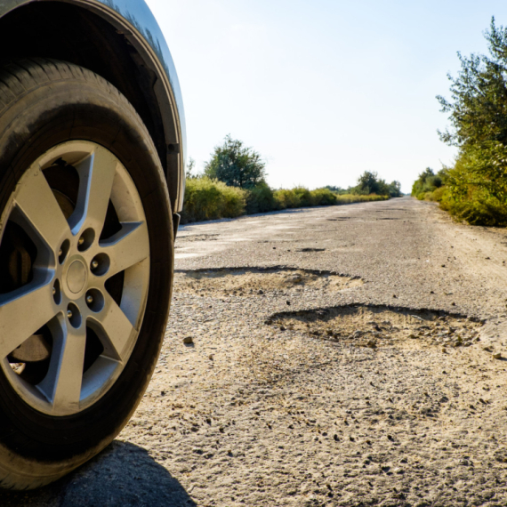 Jedna rupa na putu može napraviti haos na automobilu: Evo šta prvo strada