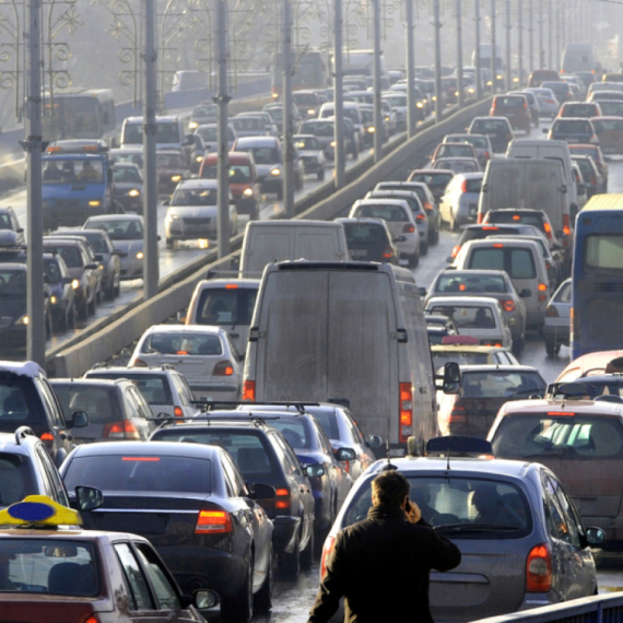 Nova ideja za bezbednije automobile: Prednja kočiona svetla mogla bi da spreče sudare