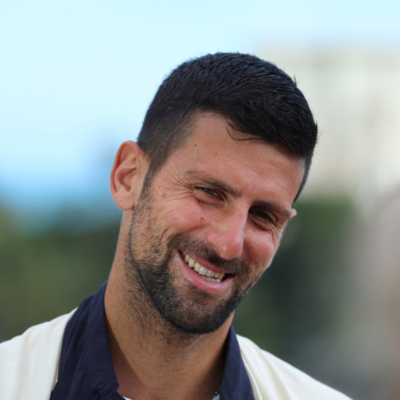 Potpuno podetinjio: Novak se valja po travi i uživa u najboljem društvu VIDEO