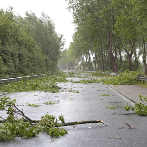 Nevreme stiglo u region: Olujni vetar u Zagrebu čupao roletne VIDEO