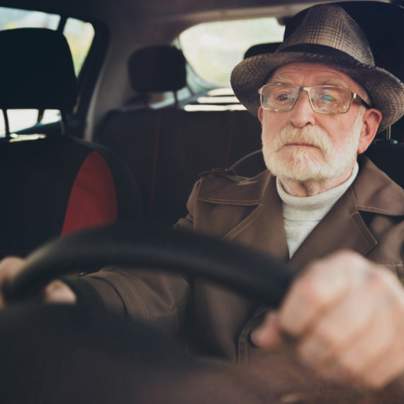 Starost i vožnja: Kada stručnjaci savetuju prestanak upravljanja automobilom