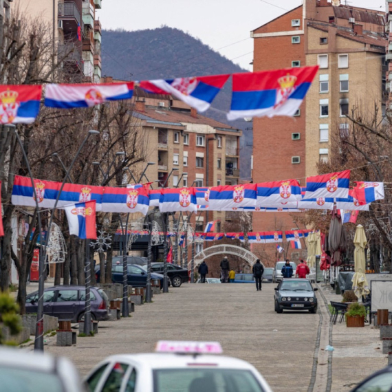 Priština krenula u akciju: Radnici iznose inventar iz poslovnice Pošte Srbije VIDEO