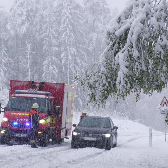 Srbija "zaleđena": Sve stoji; Mećava nosi sve pred sobom; Naselja bez struje FOTO/VIDEO