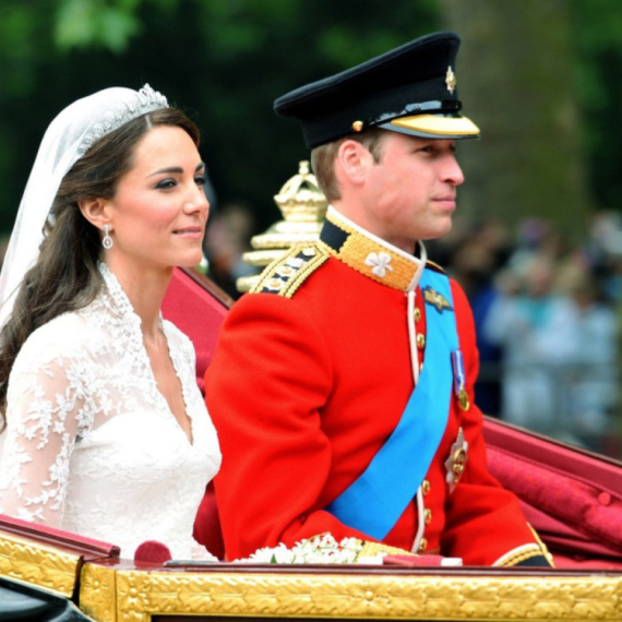 Na fotografiji sa venčanja Kejt Midlton i princa Vilijama primećen čudan detalj: Umešana i kraljica FOTO