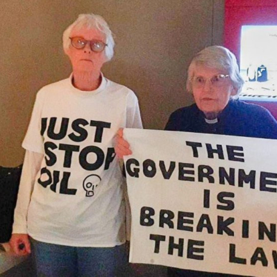 Ćivotna sredina i protest: Penzionerke oštetile staklo oko Velike povelje slobode zbog upotrebe fosilnih goriva