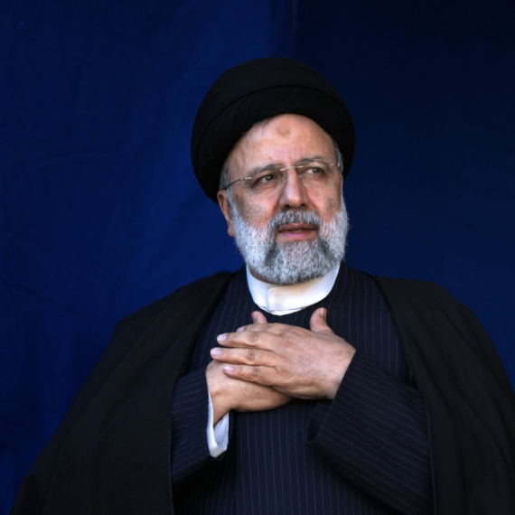 Sanduk prekriven zastavom: Iran sahranjuje predsednika VIDEO