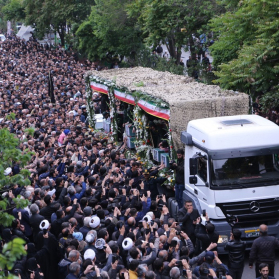 Hiljade ljudi na trgu Šahid: Iran se oprašta od predsednika FOTO/VIDEO