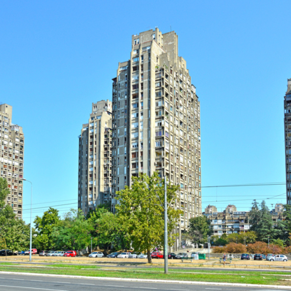 Gradska opština Novi Beograd: Ne farbamo stubiće u crveno-belu boju