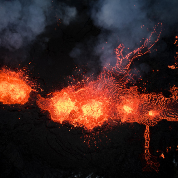 Drama: Vulkan počeo da izbacuje lavu FOTO