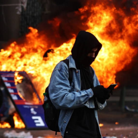 Haos ispred Vlade Albanije: Bačeni Molotovljevi kokteli; EU ćuti VIDEO