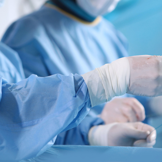 Revolucionarni zahvat: Kineski hirurzi prvi put uspešno transplantirali svinjsko plućno krilo kod čoveka