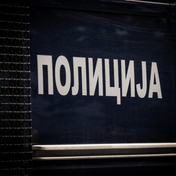 Oglasio se MUP: Policija uklonila autobus bez tablica, privedena dva lica nakon napada na službenike