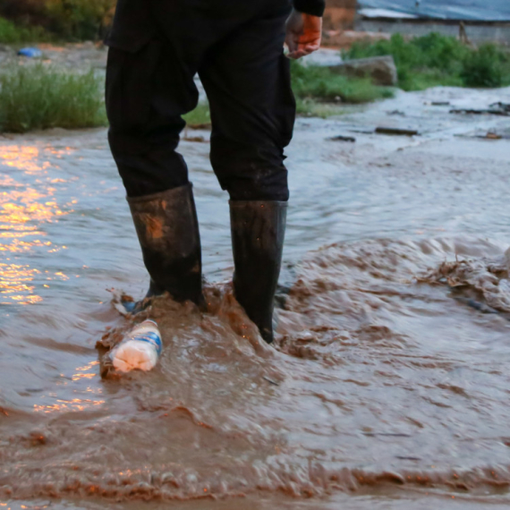 Bujica oborila ženu, automobili do pola u vodi; Obilne padavine izazvale poplave širom Srbije FOTO/VIDEO