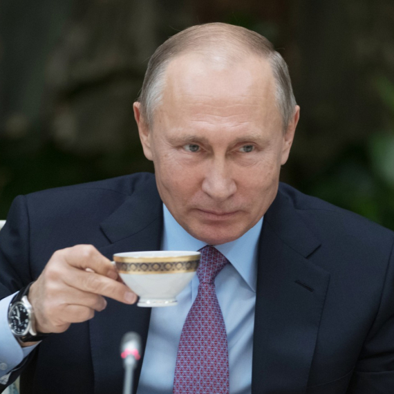 Putinovi najluđi pokloni: Od mopeda do predsedničkog helikoptera