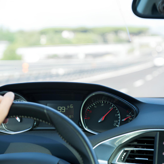 Nova tehnologija odlučivaće koliko brzo smete da vozite – auto će sam ograničavati brzinu