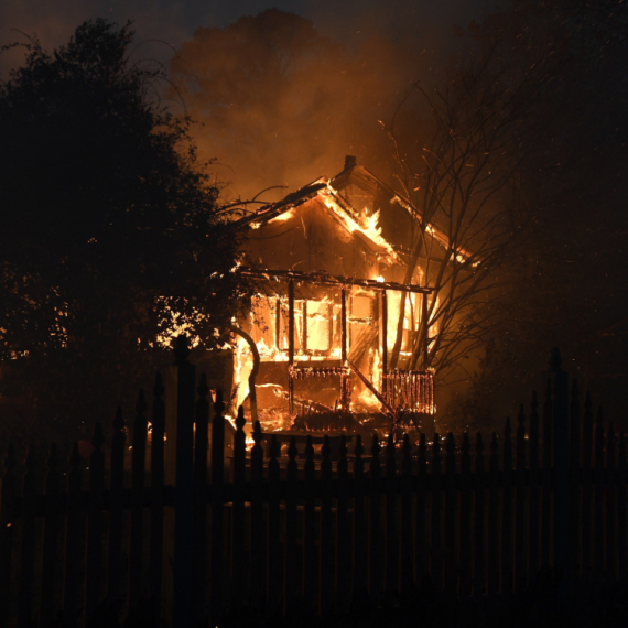 Veliki požar u Zmajevu: Cela kuća u plamenu; Ima povređenih; Dramatičan prizor VIDEO
