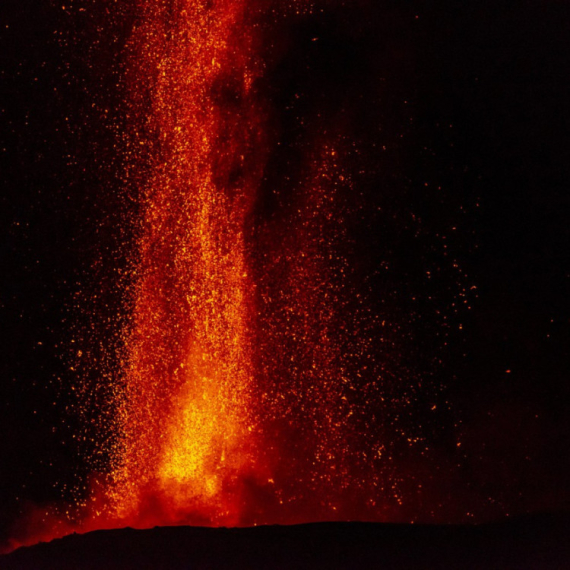 Strahovita erupcija, stub pepela visok osam kilometara FOTO