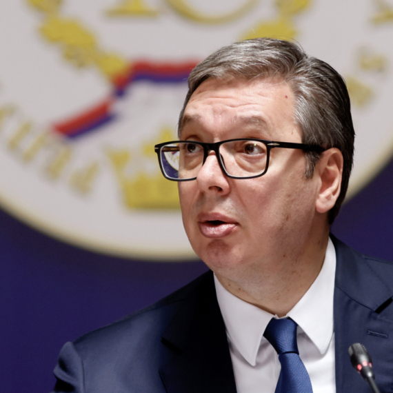 Na skupu u Podgorici okupljeni skandirali protiv Vučića; Predsednik Srbije postao univerzalna meta