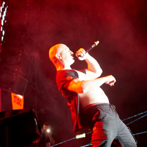 Desingerica napravio haos u Hrvatskoj: Brijao glavu mladiću iz publike FOTO