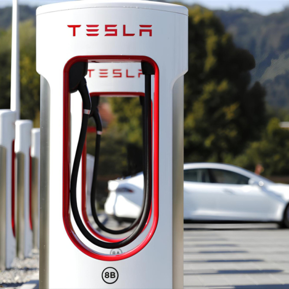 Ova Teslina stanica ima 84 brza punjača, a nije priključena na električnu mrežu!