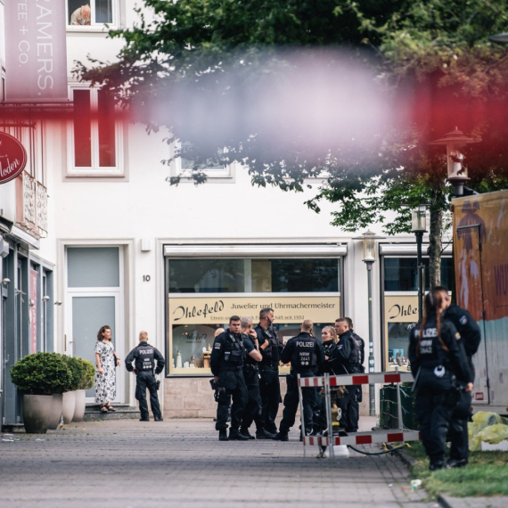 Tragedija u Berlinu: Teška staklena vrata usmrtila dečaka