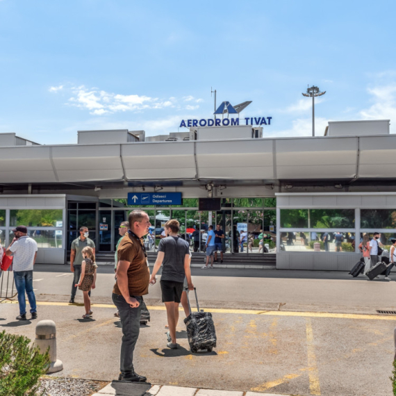 Policajci naoružani do zuba na Aerodromu Tivat; Poznato o čemu se radi FOTO