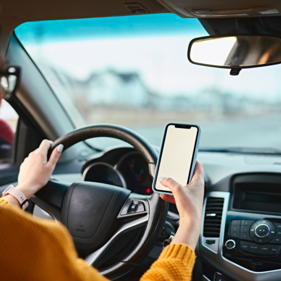 Dobila kaznu za telefon u vožnji – jedini problem je što nema ruku VIDEO