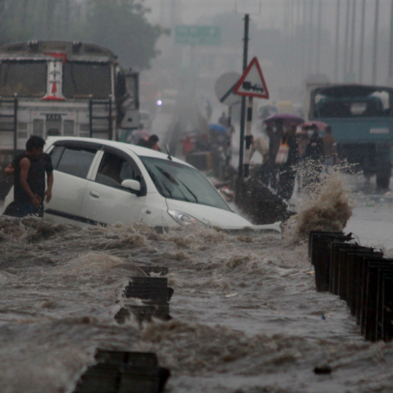 Poplave uništile saobraćajnice; Kamion visi preko ruba mosta FOTO/VIDEO