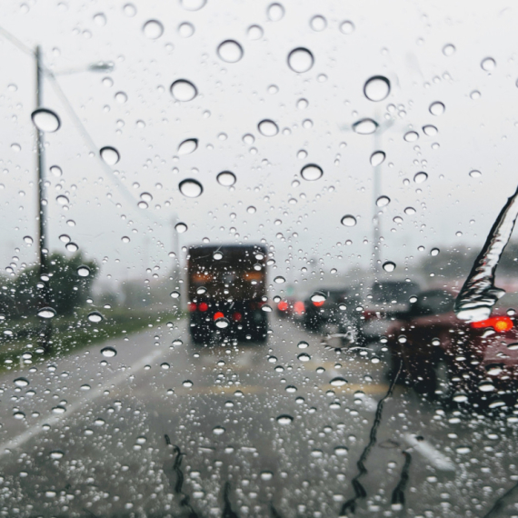 Upozorenje: Budite oprezni u vožnji, najavljeni kiša i sneg!