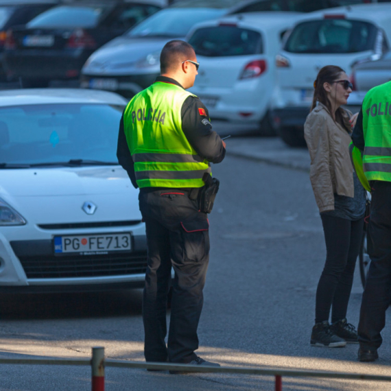 Haos u Podgorici: Policija privela više lica; pronađene bejzbol palice spremne za napad