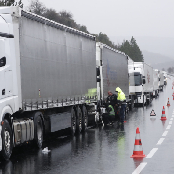 Kolaps na granicama; Čeka se satima