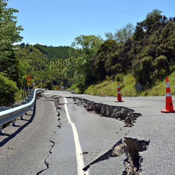 The first images of the terrible earthquake: Citizens urgently evacuated, cars shook, buildings damaged VIDEO