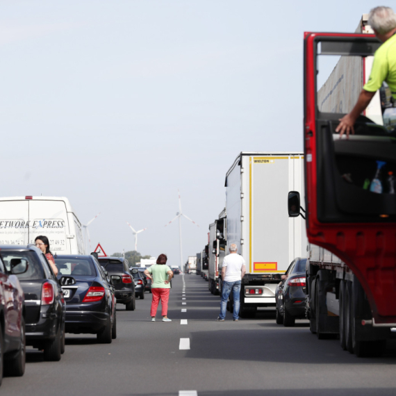 AMSS: Teretnjaci najduže čekaju na prelazu Šid, na Preševu autobusi