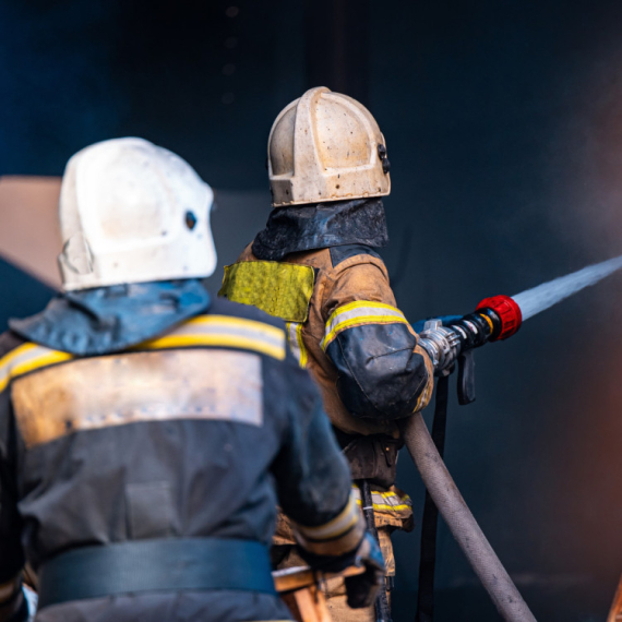 Bukti požar u Hrvatskoj: Vatra zahvatila blok kuća; Gust dim nad gradom FOTO/VIDEO