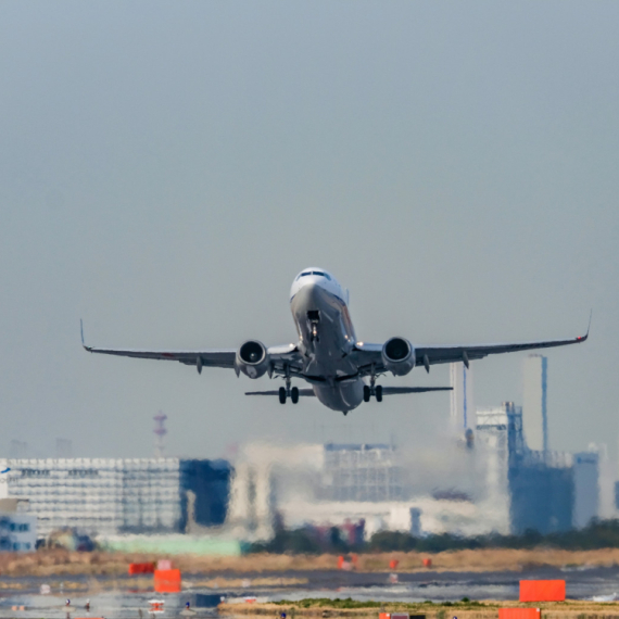Panika na aerodromu: Boing se srušio na pistu; Ima povređenih FOTO/VIDEO
