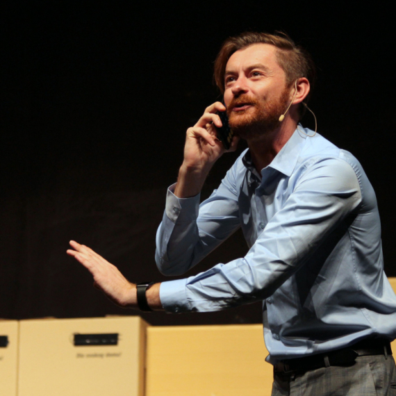 Glumac iz serije "Lud, zbunjen, normalan" se odriče nagrade nakon što je osuđen za pedofiliju