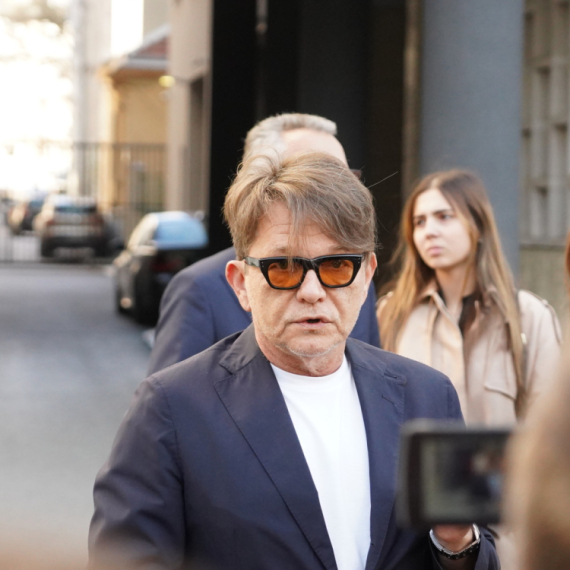 Bjelogrlić malobrojne blokadere savetuje da istraju, a on zarađuje: Mora da radi "jer ima potpisane ugovore"