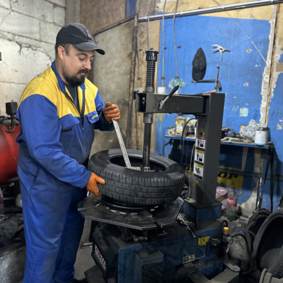 Kod vulkanizera se ovih dana čeka u redovima: Zamena guma od 2.800 dinara, majstorima se usijao telefon