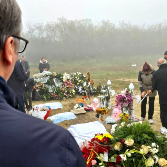 Vučić: "This morning, I was at the saddest place, where Sara, Valentina and their grandfather were burried"