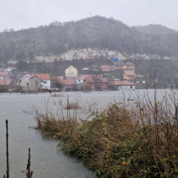 Snažno nevreme u Crnoj Gori: Preti potop; Vetar obara objekte i nosi krovove FOTO