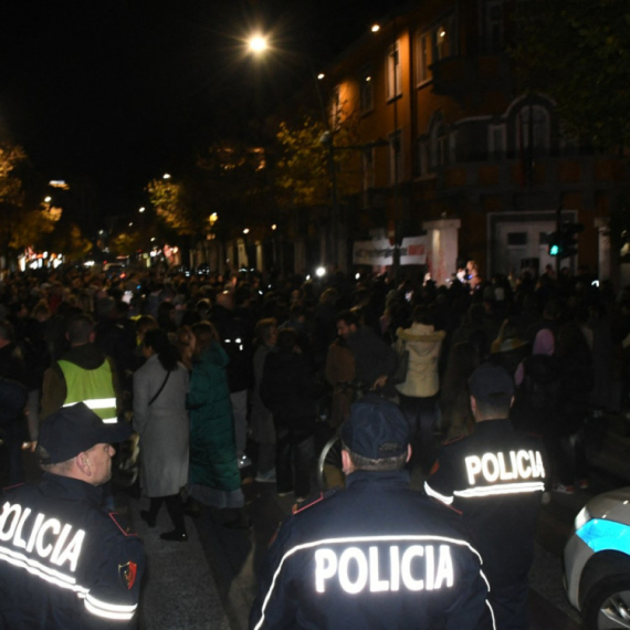 Haos na protestu u Tirani: Sukobi s policijom; Korišćeni suzavac i vodeni topovi FOTO/VIDEO