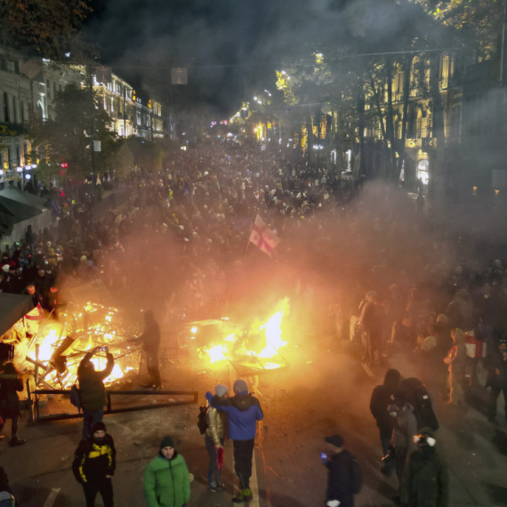 Haos u Gruziji: Masovni protesti; Podignute barikade, gorelo je FOTO/VIDEO