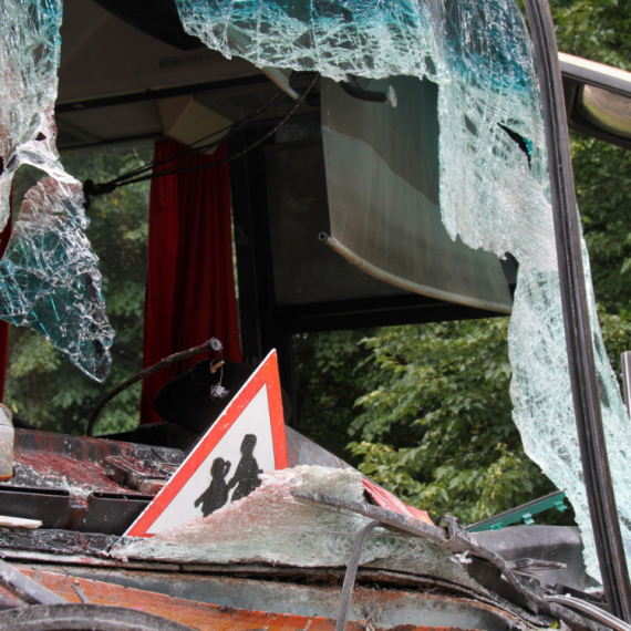 Jeziva nesreća školskog autobusa: Dete poginulo, ima povređenih FOTO