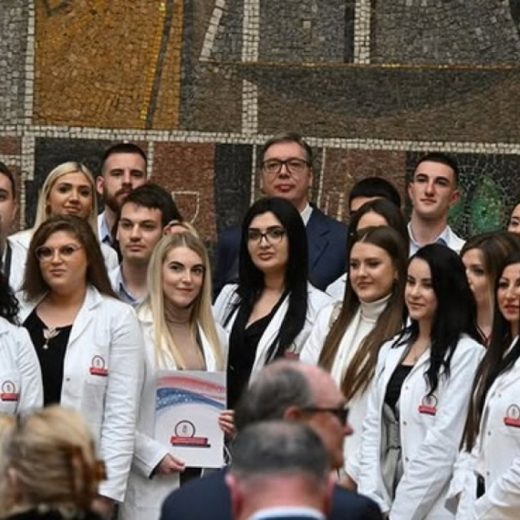 Vučić handed over employment contracts to the best medical students; "I'm proud" PHOTO/VIDEO