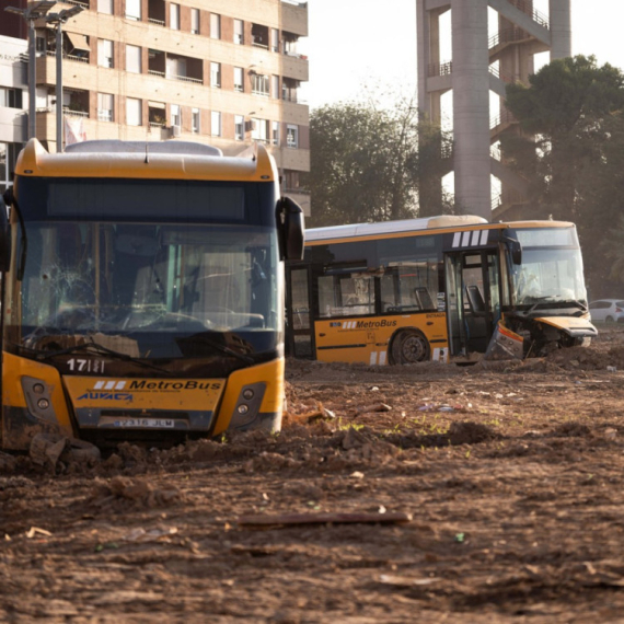 Poplave, oluje, eksplozije; Svet je zadesila katastrofa